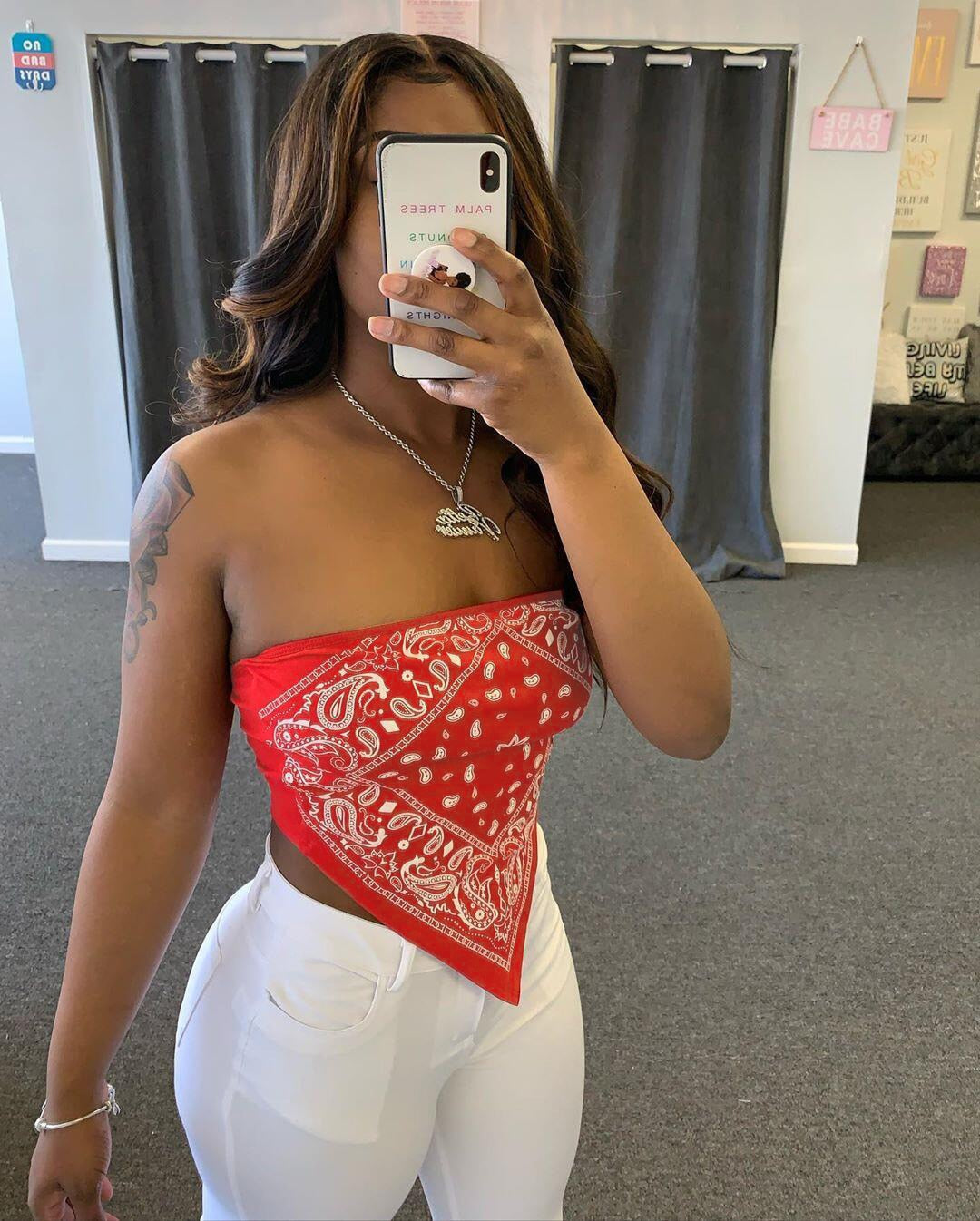 Modeinriktad bandana crop top för kvinnor, en trendig sommarstil som kompletterar din garderob.