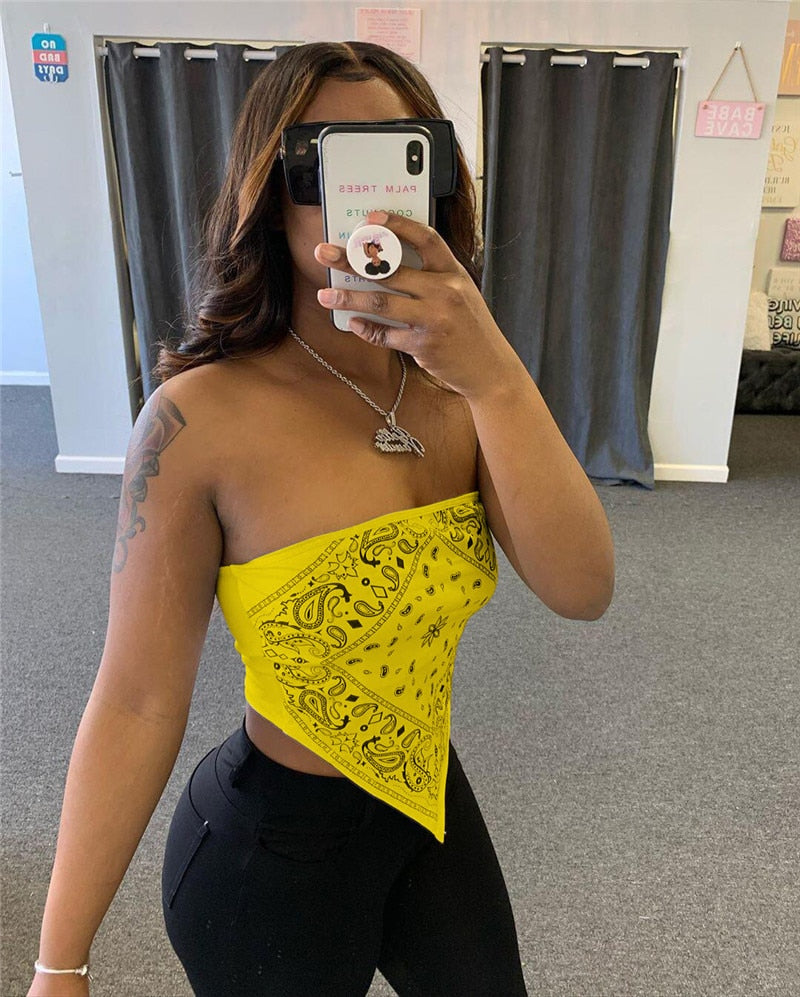Stilren kvinnors bandana crop top, perfekt som sommarstil och trendig festtopp.