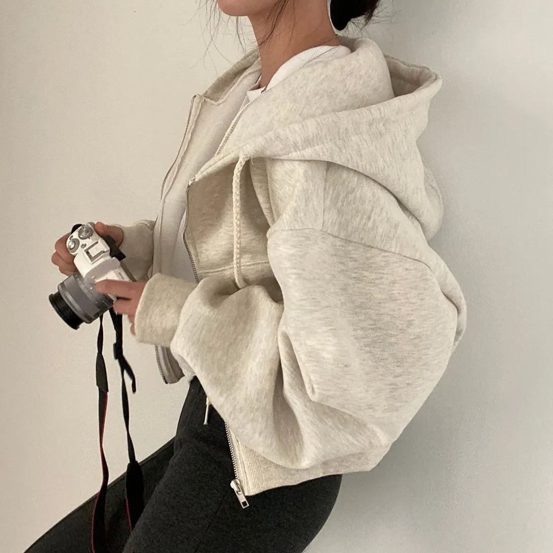 Kvinnors trendiga zip-hoodie med unika sluttande axlar, idealisk för en avslappnad och modern vardagslook.