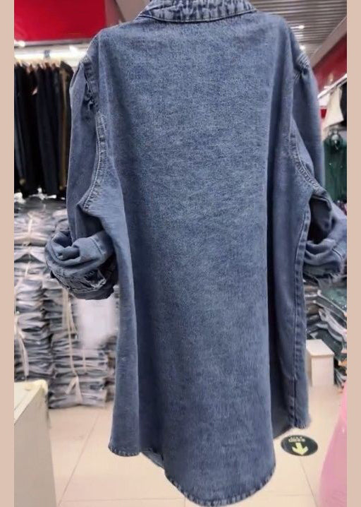 Chic damjacka i jeans med volangärmar. Stilsäker, långärmad och bekväm för avslappnad look.
