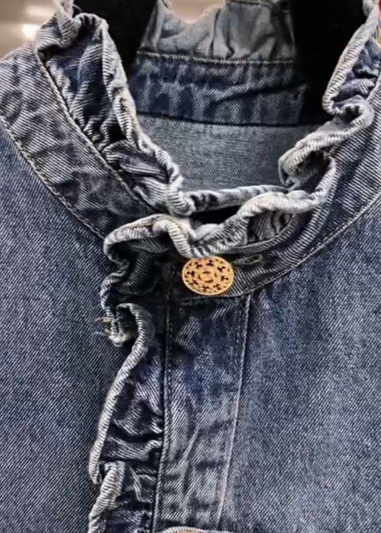 Stilren jeansjacka med volangärmar för kvinnor. Trendig design som passar både vår- och höstmode.