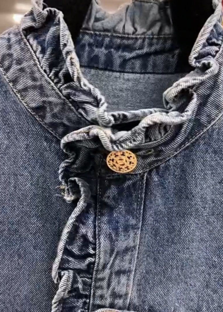 Stilren jeansjacka med volangärmar för kvinnor. Trendig design som passar både vår- och höstmode.