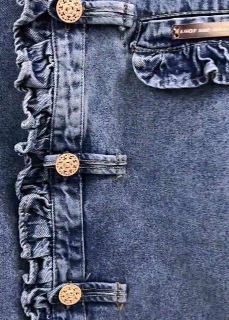 Avslappnad men chic kvinnors jeansjacka. Långärmad med trendiga volanger. En modern damjacka.