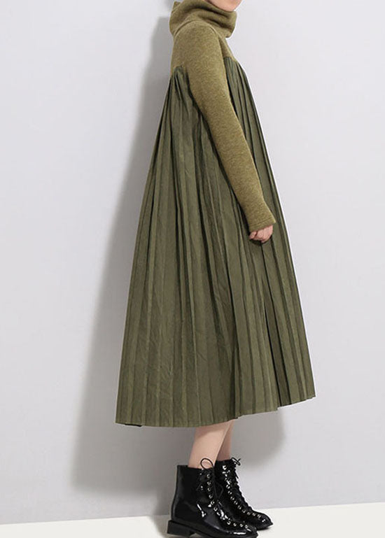 Elegant kvinnors klänning i patchworkstil. Lös och bekväm passform, idealisk för en trendig sommarlook.