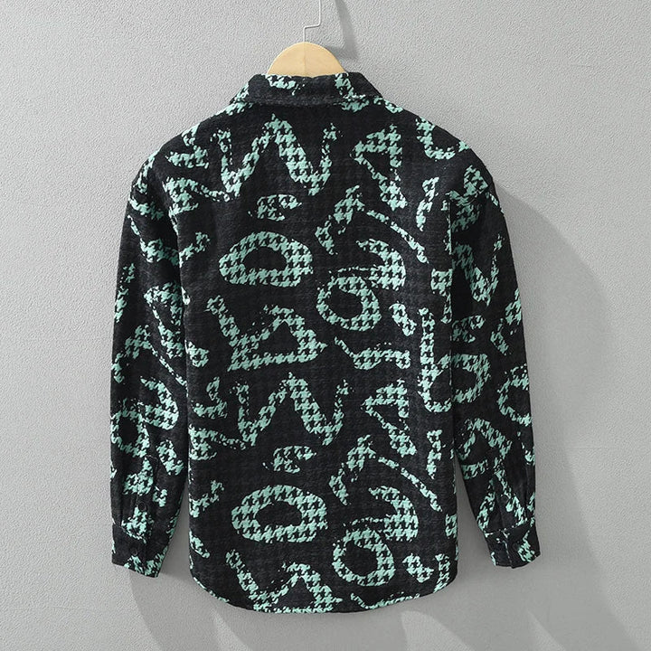 Svart långärmad skjorta för män, trendig och perfekt för vår och höst. En stilren vardagslook.