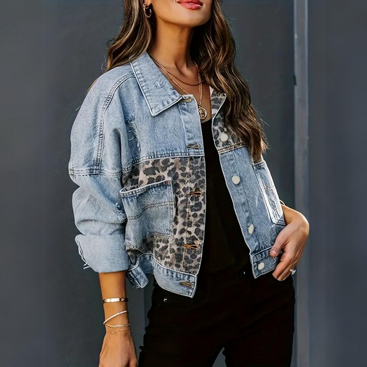 Mångsidig jeansjacka med leopardmönster, ett avslappnat statementplagg för damer. Trendig vårjacka.
