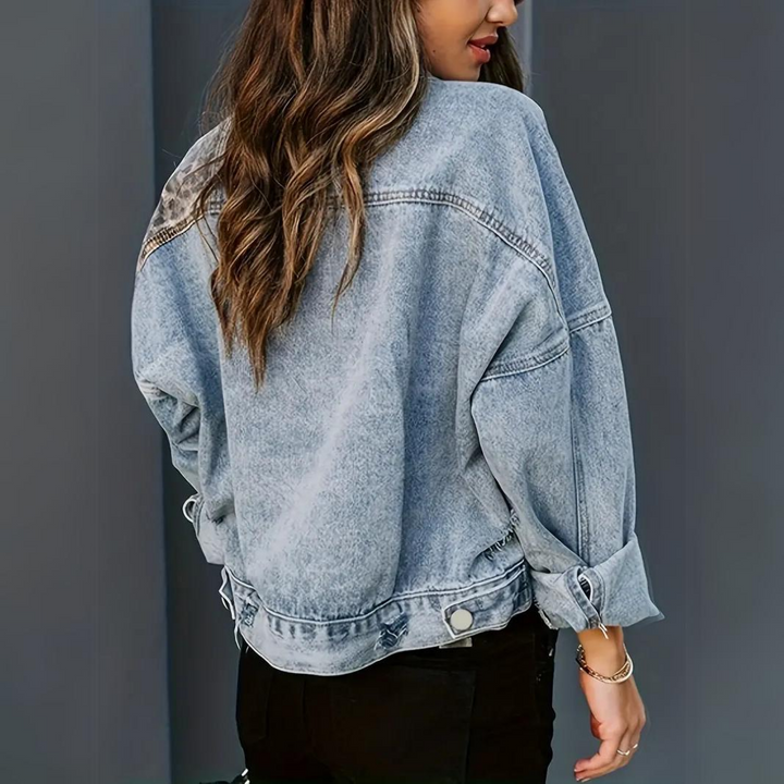 Modern leopard jeansjacka för kvinnor. Trendig damjacka med snygg passform för en avslappnad stil.