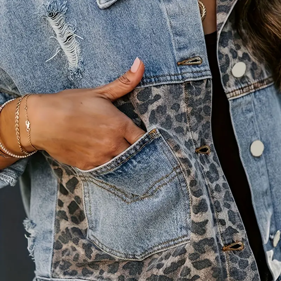 Stilfull leopard jeansjacka för damer. Trendig kvinnors jacka, perfekt mode för vår, höst och vardagsbruk.
