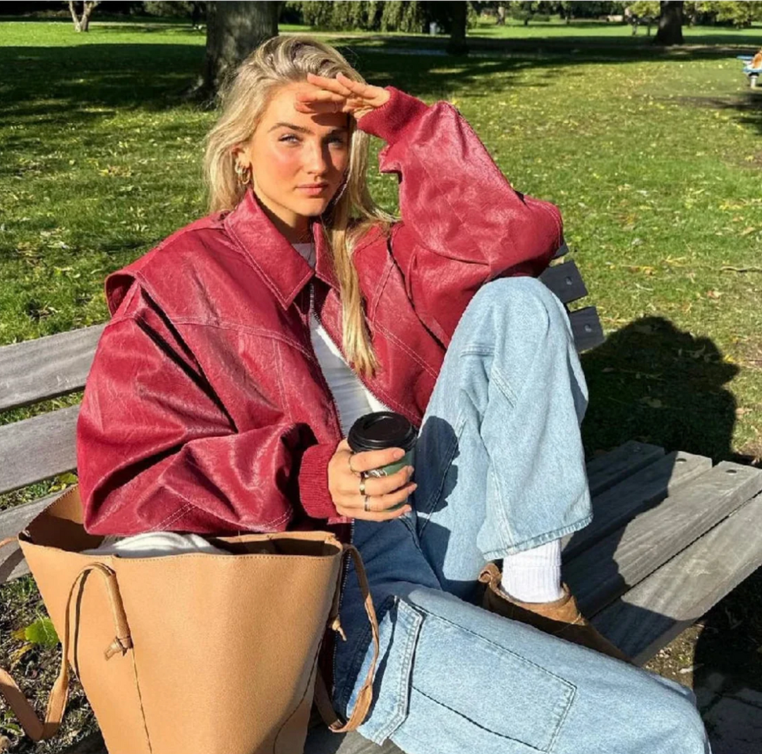 Dam oversized bomberjacka i trendig streetwear-stil. Perfekt varm jacka för kalla dagar i höstmode.
