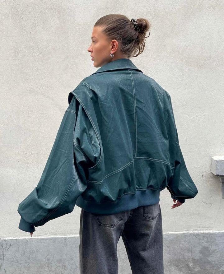 Fashionabel damjacka: trendig oversized bomberjacka. Ett måste som varmt ytterplagg för höstens mode och kyla.