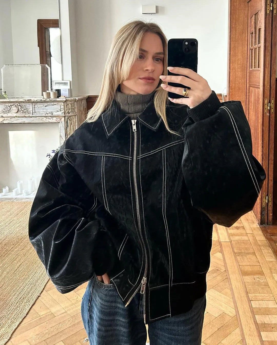 Modern oversized bomberjacka för dam. Trendig stil för höst- och vintermode, en varm och bekväm ytterplagg.