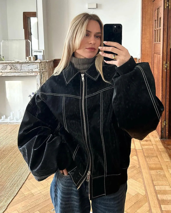 Modern oversized bomberjacka för dam. Trendig stil för höst- och vintermode, en varm och bekväm ytterplagg.