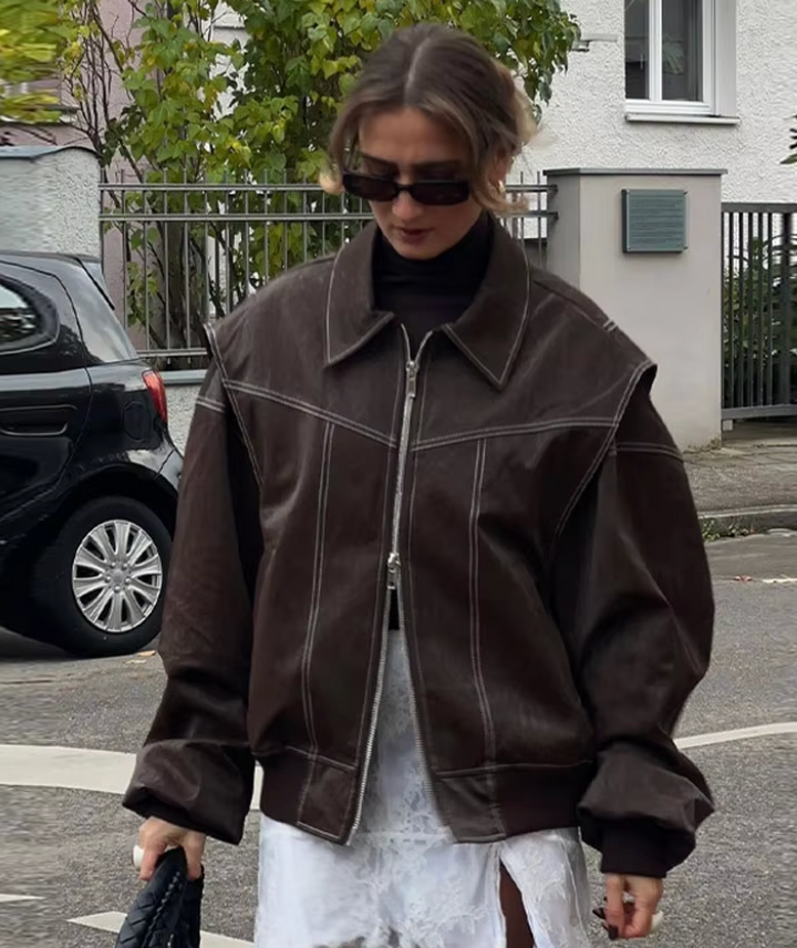 Oversized dam bomberjacka: trendig, varm jacka för höst- och vintermode. Perfekt streetwear ytterplagg.