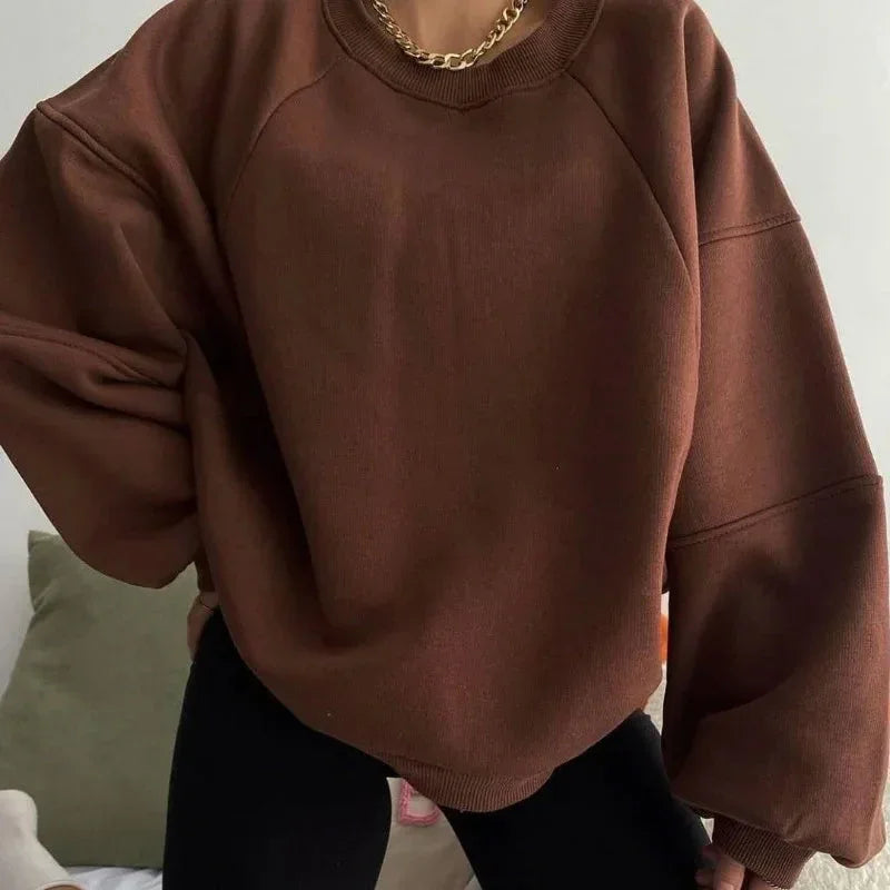 Modeinriktad dam oversized sweatshirt, perfekt för trendig vardagsstil. Bekväm pullover med långa ärmar och rund hals.