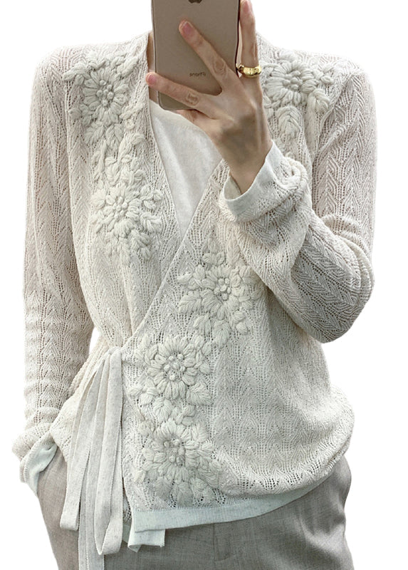 Trendig stickad topp för kvinnor med elegant snörning & urtagningar. Perfekt höstmode & festlig casual stil.
