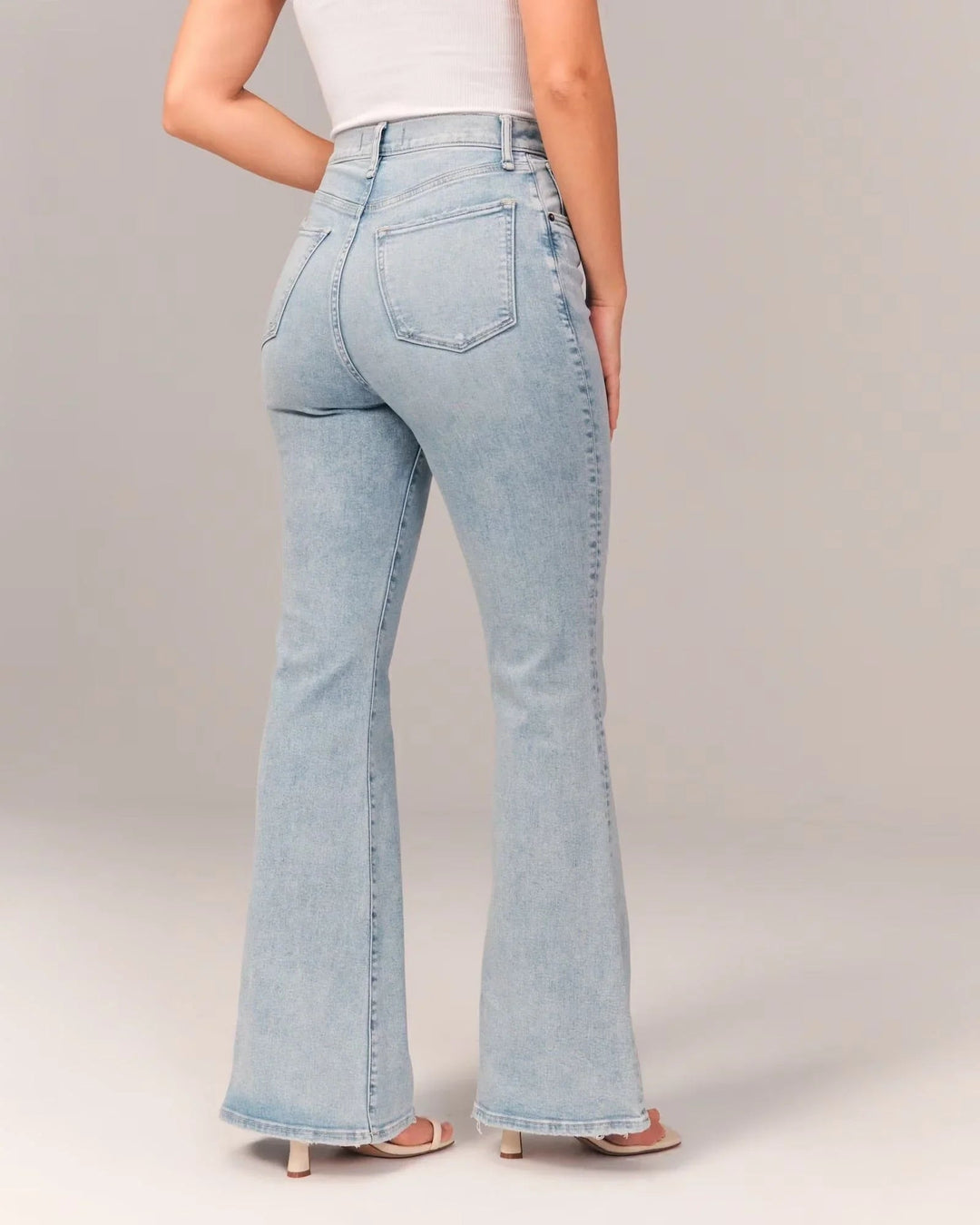 Snygga, bekväma damjeans i bomullsdenim med hög midja och rymlig passform för en modern look.
