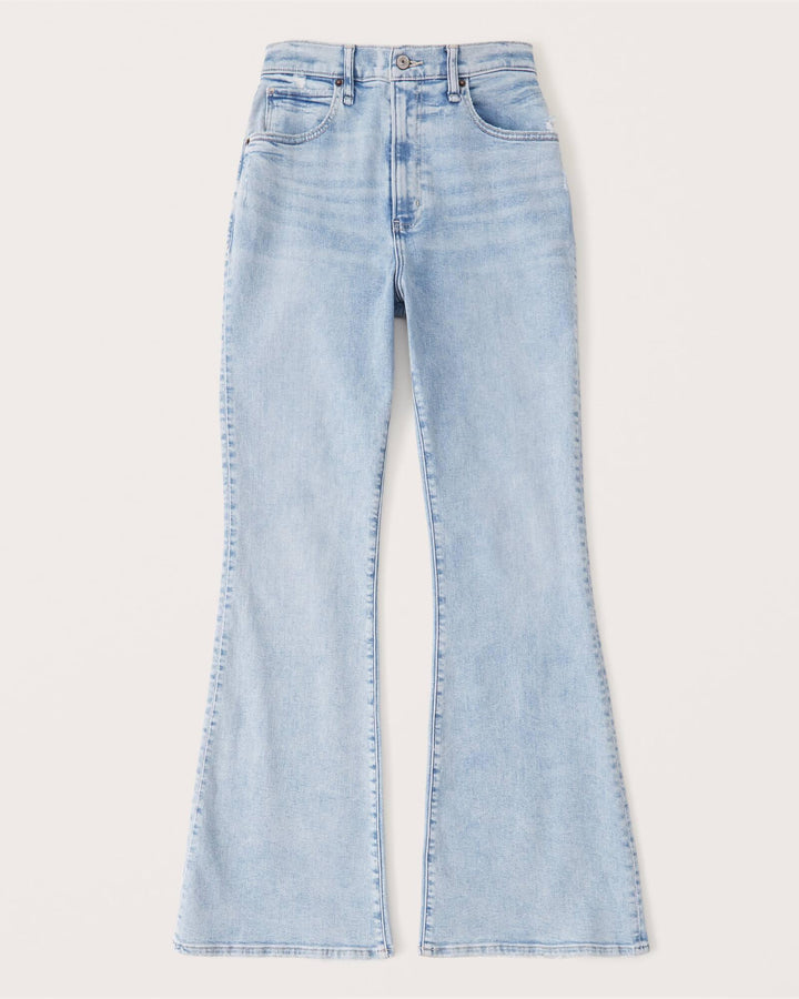 Närbild på tyget av de trendiga blå damjeansen, betonar materialkvalitet och avslappnad stil.