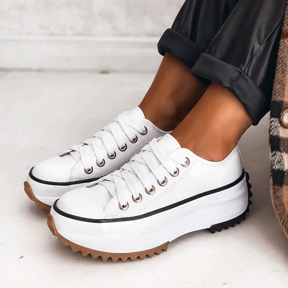 Moderna brun/vit/svart plattformssneakers för dam. Vardagsskor med trendig design och skön passform för alla tillfällen.