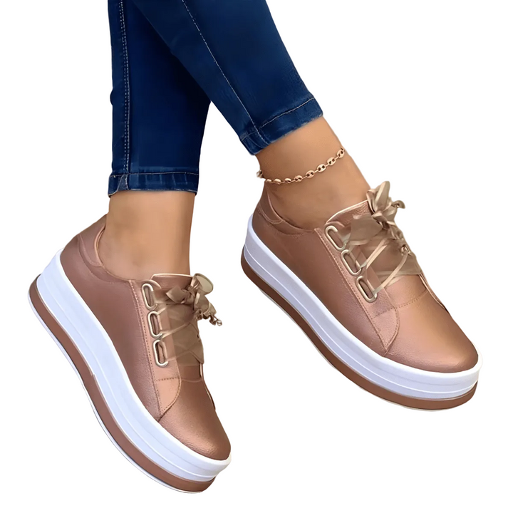 Trendiga dam sneakers med förhöjd sula i bekväm design. Perfekta casual skor för vardagsbruk.