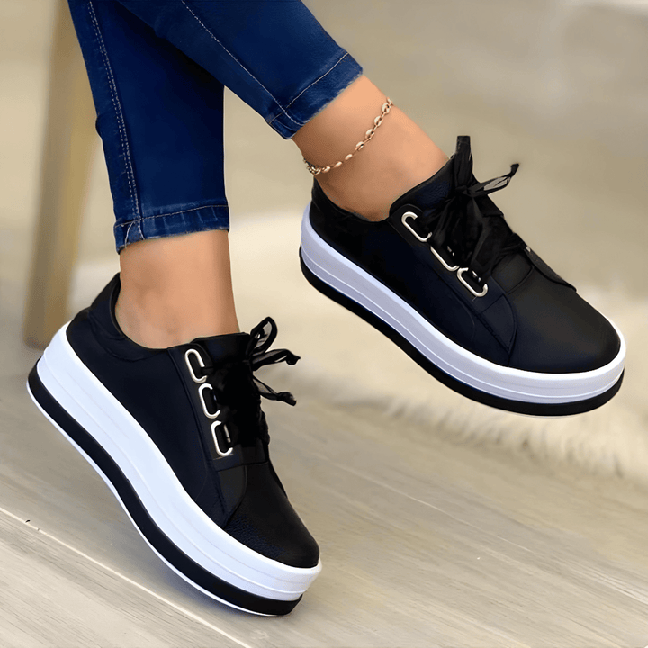 Stiliga svarta platåskor för kvinnor. Moderiktiga sneakers med förhöjd sula för höst och vår.