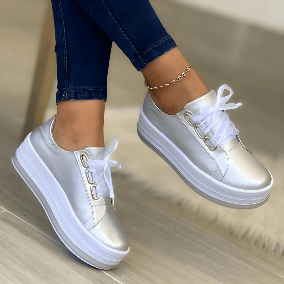 Bekväma grå dam sneakers med förhöjd sula. Trendiga vardagsskor för en stilren casual look.