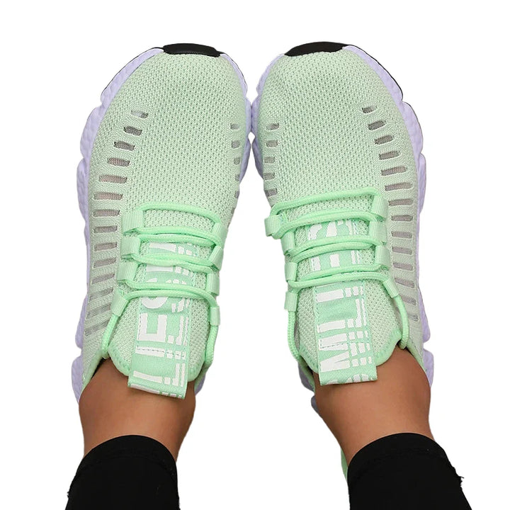 Trendiga dam sportskor med plattform, perfekta för aktiva dagar. Bekväma sneakers för promenader & fritid.