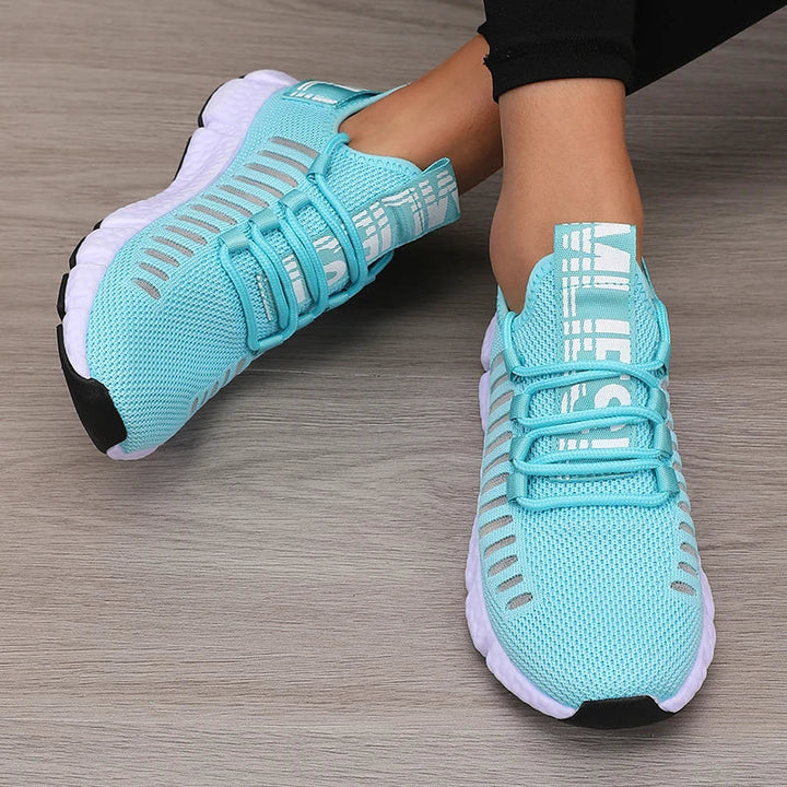 Ett par bekväma dam plattformssportskor, trendiga sneakers för aktiva promenader & fritidsanvändning.