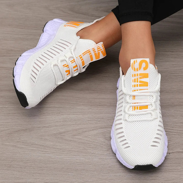 Kvinnors plattformssneakers i modern design, idealiska som fritidsskor & promenadskor för våren/sommaren.