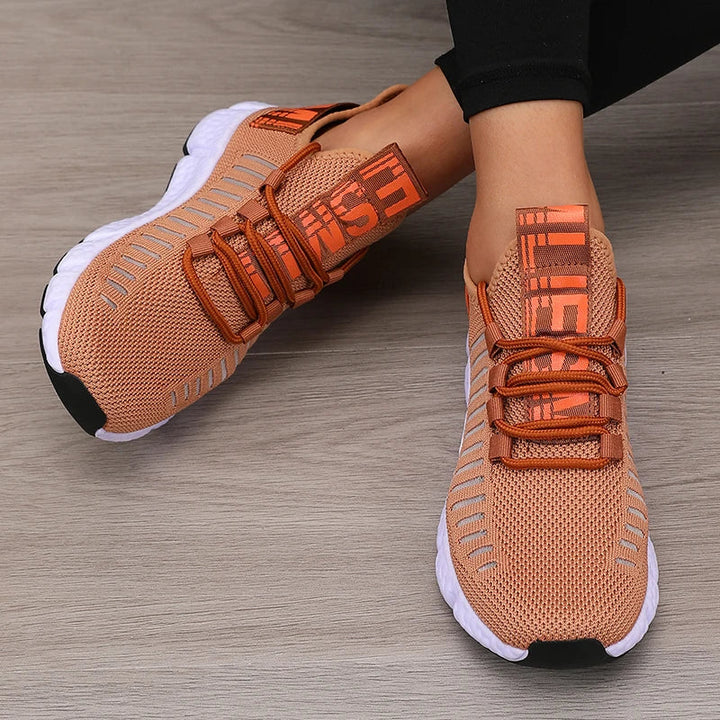 Baksidan av dam sportskor med trendig plattform. Bekväma & andningsbara sneakers för aktiva kvinnor.
