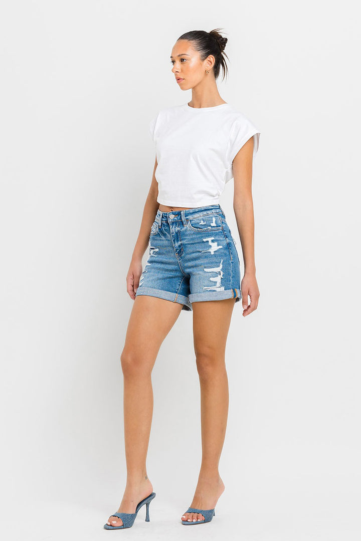 Blå denimshorts för kvinnor med hög midja, rullade benslut. Idealiska trendiga sommarshorts för en avslappnad look.