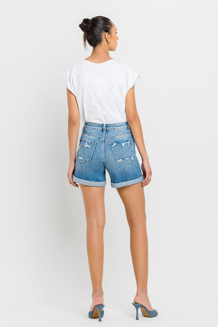 Snygga denimshorts för dam med hög midja och rullade manschetter. Trendiga sommarshorts för en bekväm casual stil.