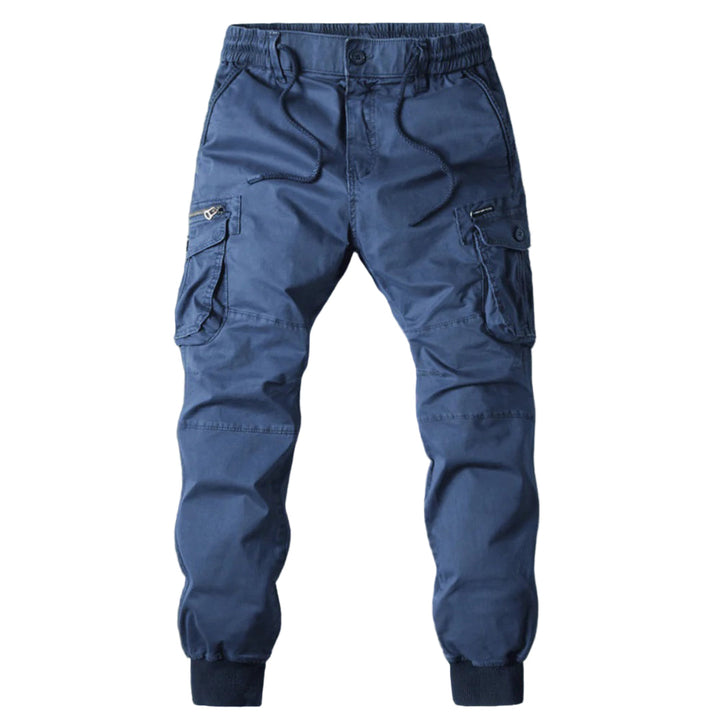 Trendiga herrcargobyxor med funktionella fickor. Bekväma vardagsbyxor för en casual stil. Perfekta herrkläder.