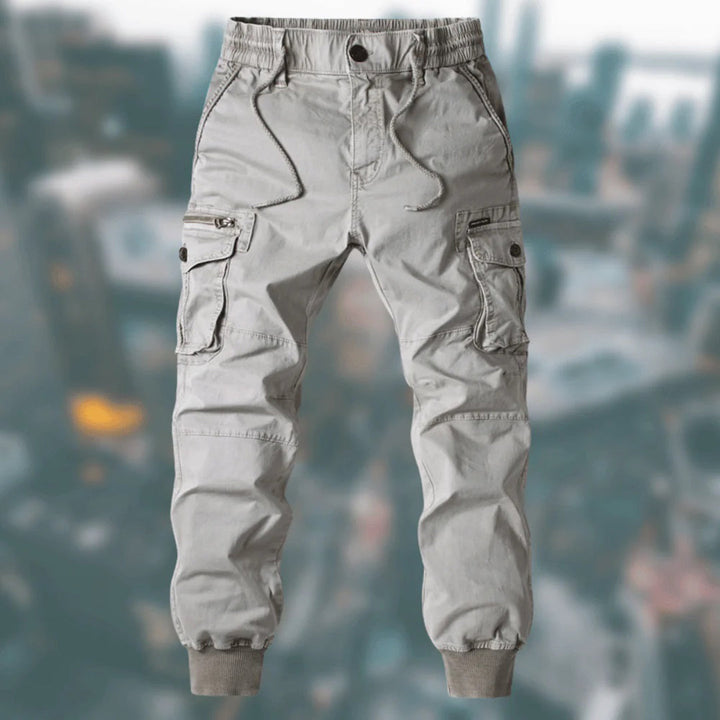 Profilbild trendiga herrcargobyxor med funktionella sidofickor. Bekväma byxor, perfekta för casual herr.