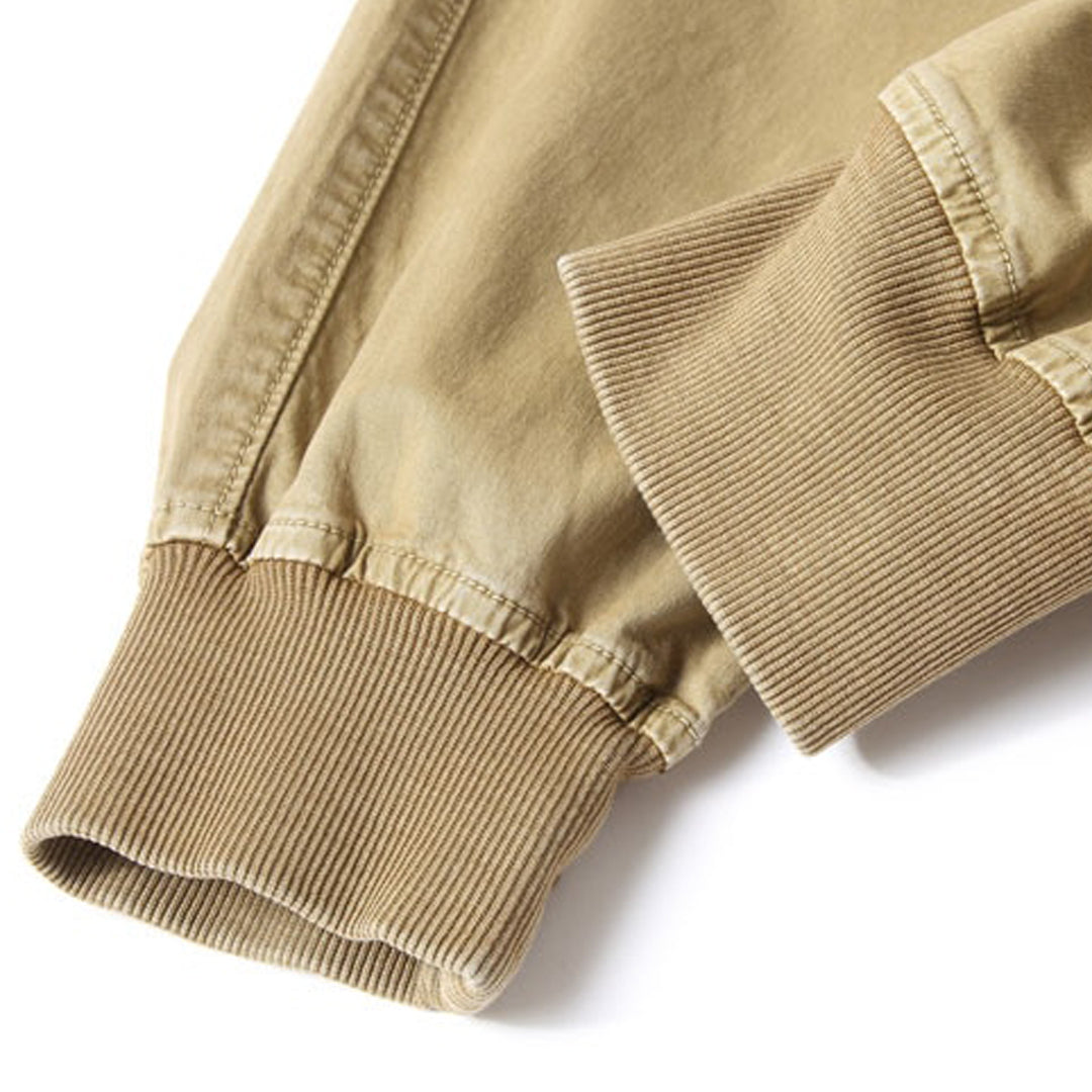 Mångsidiga herrcargobyxor i beige. Trendiga vardagsbyxor med funktionella fickor och hög komfort för herr.
