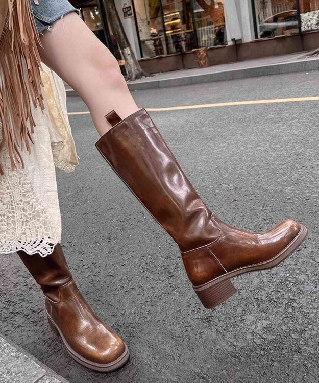 Eleganta svarta höga stövlar med chunky klack. Mångsidiga kvinnors stövlar för fest och vardag.