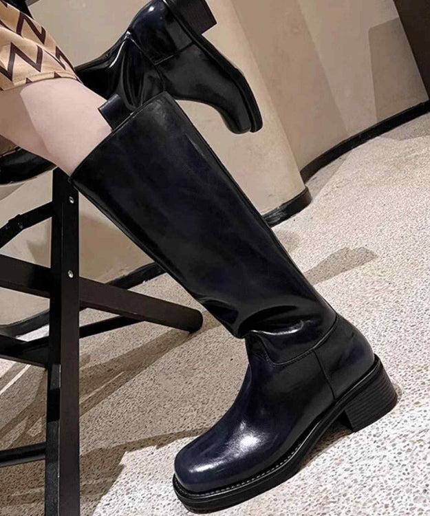 Fashionabla bruna knähöga stövlar med robust chunky klack. Idealiska damstövlar för hösten.