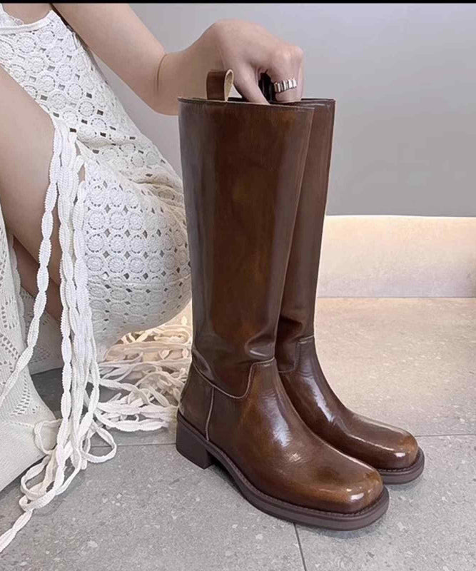 Moderna höga stövlar med chunky klack. Kvinnors trendiga skor i svart och brunt för en elegant look.