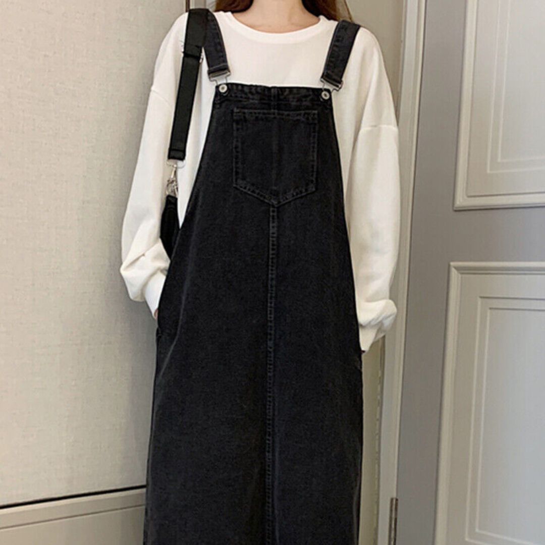 Modell visar trendiga kvinnors jeansbyxa med patchwork, bekväm avslappnad passform och retro look, perfekt för fest.
