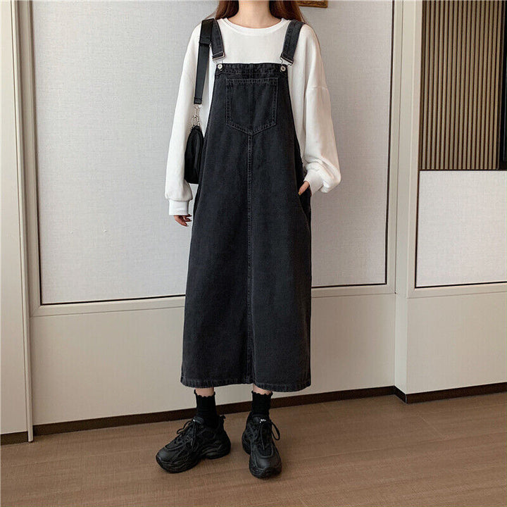 Sidovy av kvinnors trendiga jeansbyxa med unika blå patchworkdetaljer längs benen, en modern retrostil.