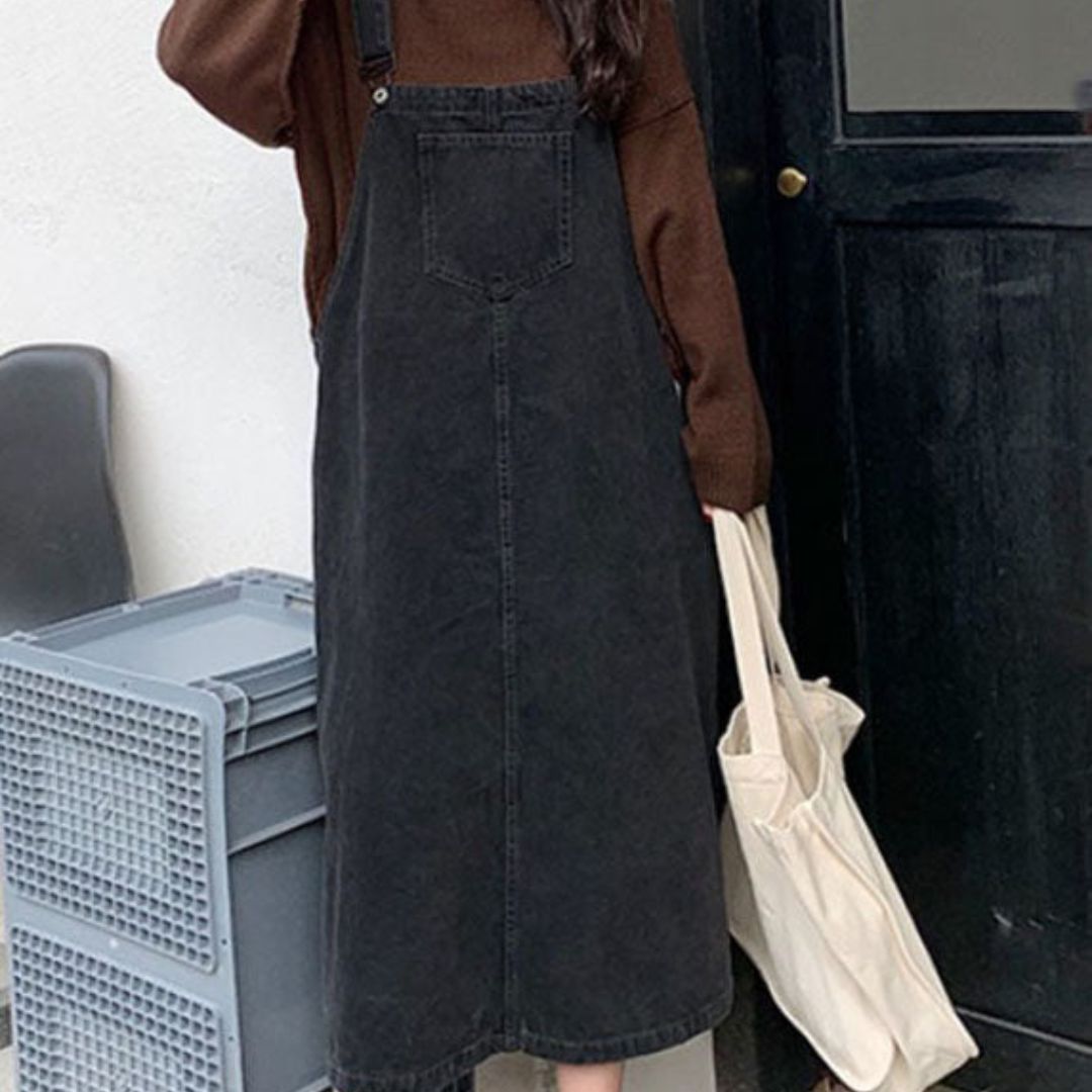Kvinnors blå modejeans med patchwork, stylade för en bekväm vardagslook med avslappnad passform.