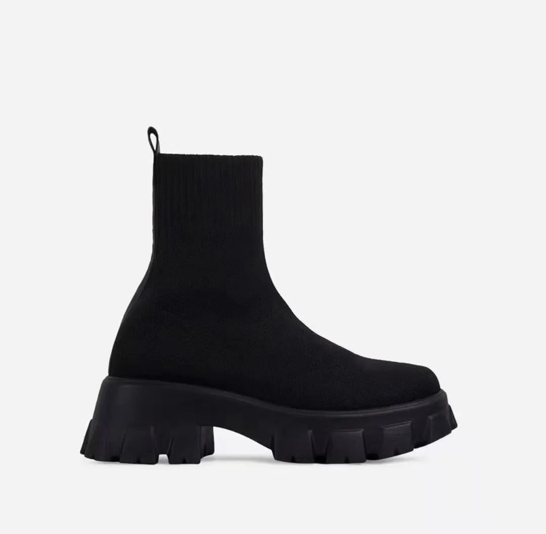 Trendiga kvinnors platåskor med tjock sula. Bekväma slip-on för vardag och fritid.