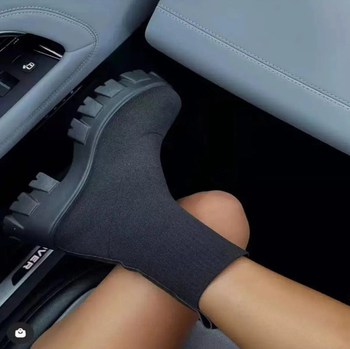 Enkla slip-on platåskor för kvinnor. Designade med tjock sula för bekväm och trendig vardagsstil.