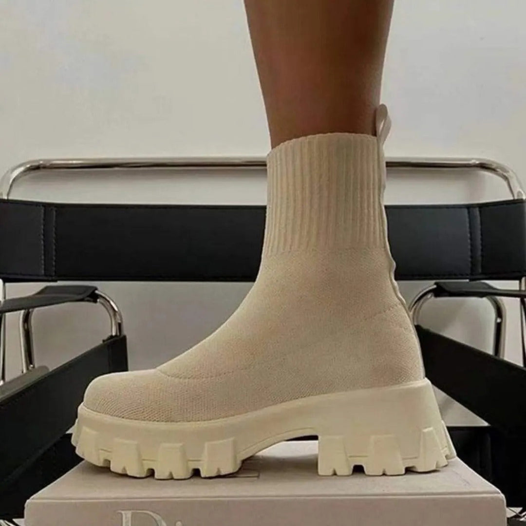 Ankelhöga platåskor för kvinnor med modern design och tjock sula. Perfekta dammode skor.
