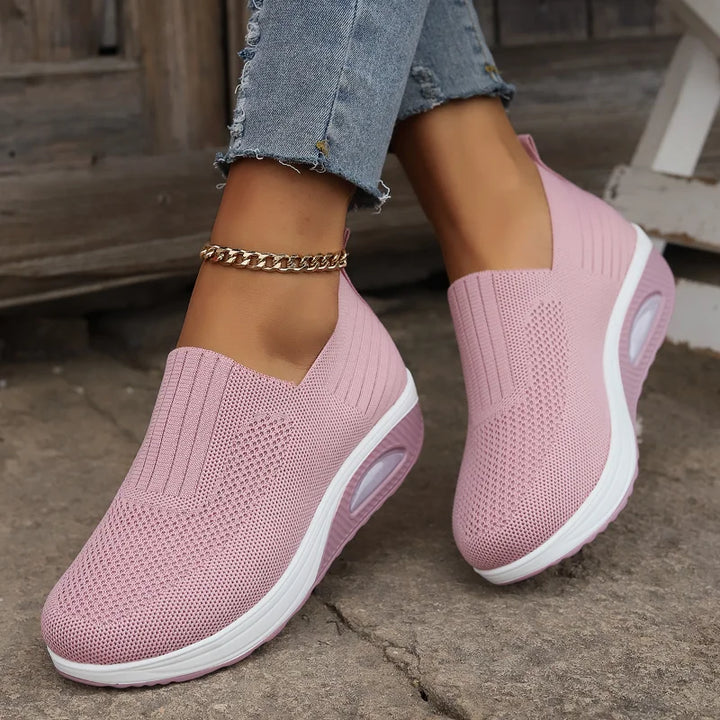 Moderna kvinnors platåsneakers med stödjande design och trendig estetik, idealiska för daglig användning.