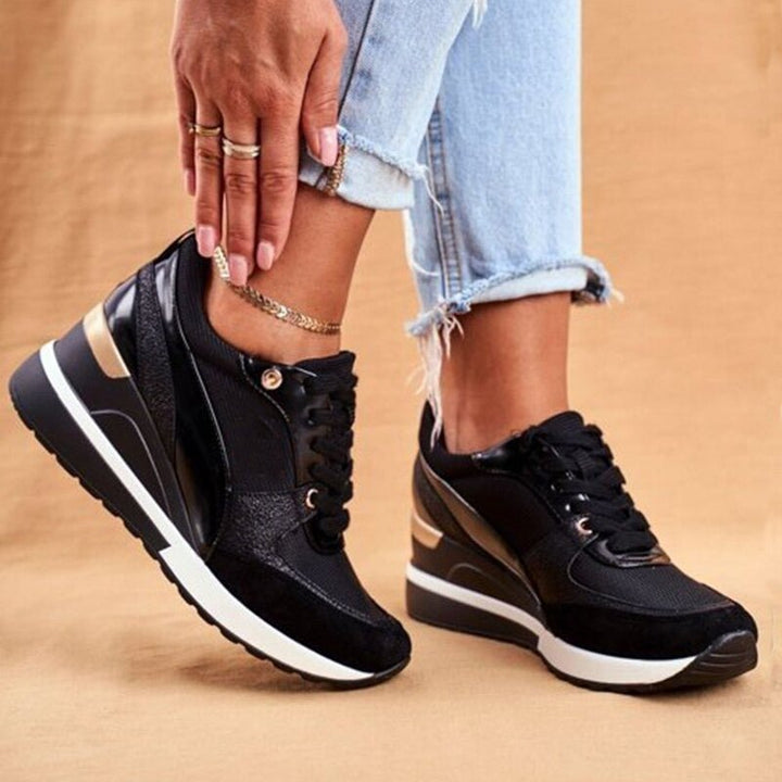 Svarta kvinnors mode sneakers med halkfritt grepp och bekväm passform för vardagsbruk.