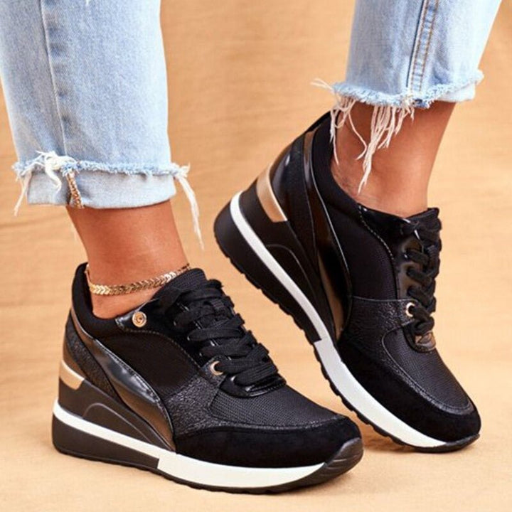 Sidovy av trendiga kvinnors sneakers. Komfortabla vardagsskor med halkfria sulor för säkra steg.