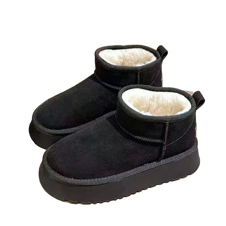 Trendiga kvinnors stövlar med klumpiga plattformssulor. Perfekta stilrena modeboots för höst- och vintermode.