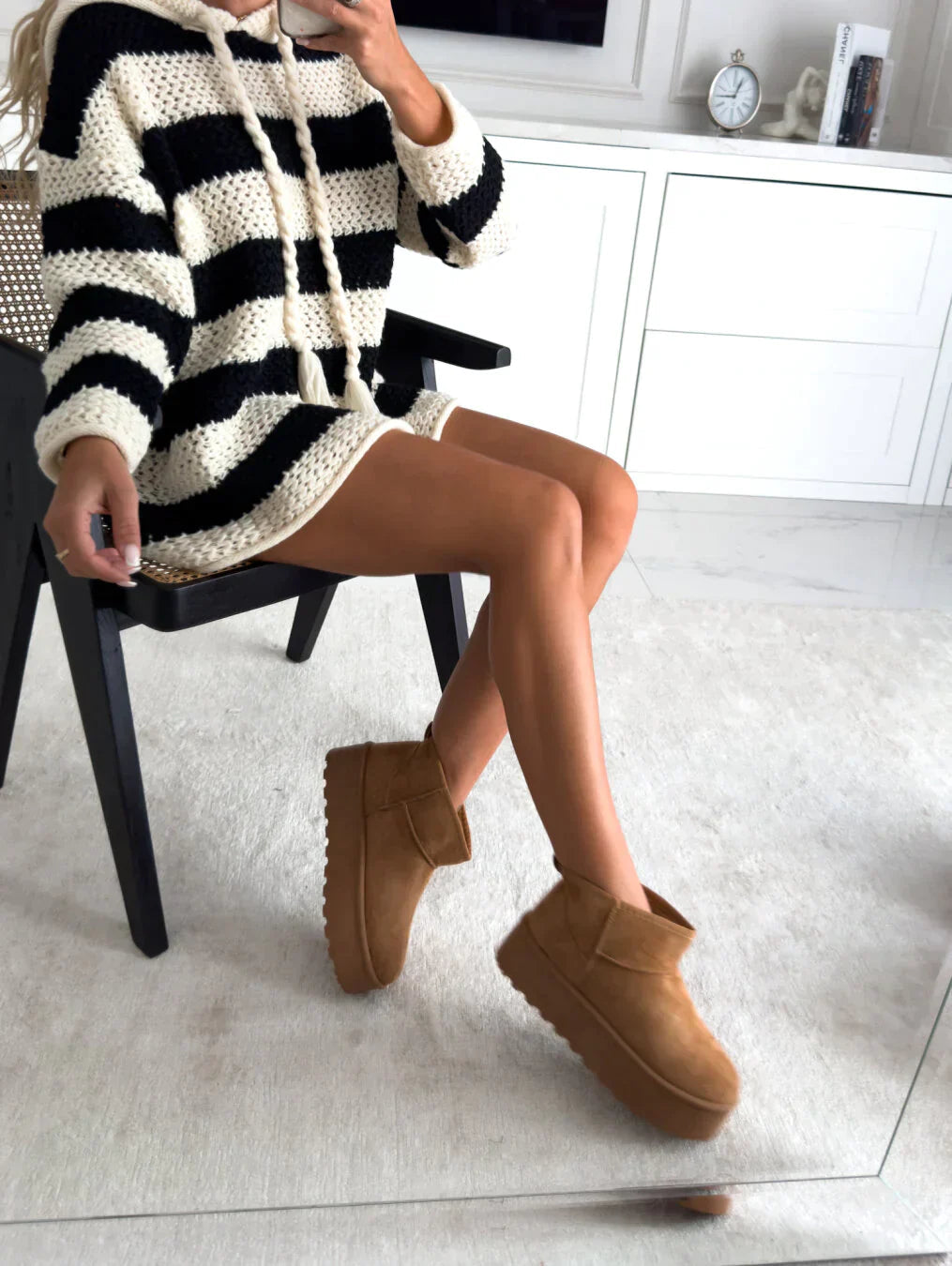 Stilrena modeboots för kvinnor med chunky plattformssula. Trendiga och bekväma för höst och vinter.