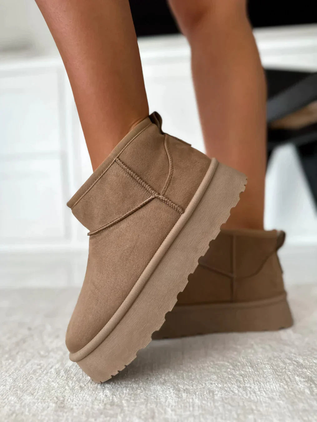 Trendiga modeboots med bekväm, klumpig plattformssula. Robust stil för kvinnor, perfekt för kallare väder.