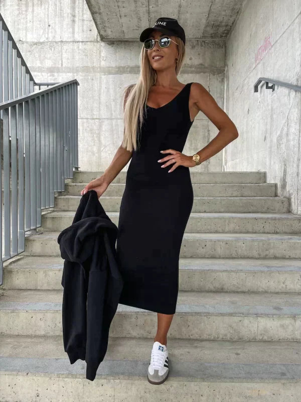 Grå, löst sittande klänning och kofta set. Elegant och bekväm vardagsoutfit för kvinnor.